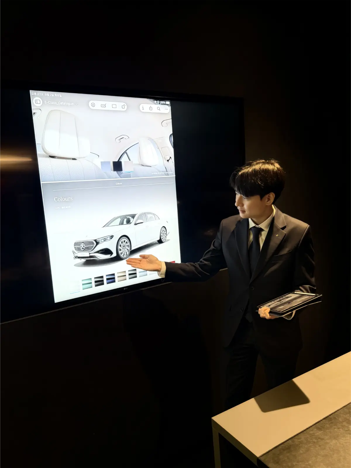 디지털 카탈로그로 차량을 안내하는 이태욱 주임